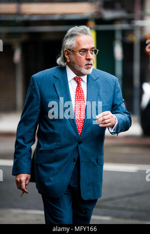 United Breweries Group et F1 Team Force India, Vijay Mallya patron vu arriver au tribunal de Westminster à Londres. L'Indian liquor tycoon dit à administré plus de un milliard de dollars pour les banques dans son propre pays, l'argent blanchi par l'intermédiaire de son équipe de Formule 1. Le fugitif Vijay Mallya (62 ans) fait face à des accusations de fraude en Inde après son Airlines company 'Kingfisher Airlines' est effondré avec environ 1.3Billion de dettes. Banque D'Images