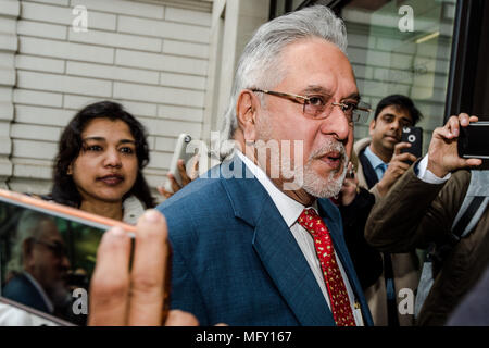 United Breweries Group et F1 Team Force India, Vijay Mallya patron vu arriver au tribunal de Westminster à Londres. L'Indian liquor tycoon dit à administré plus de un milliard de dollars pour les banques dans son propre pays, l'argent blanchi par l'intermédiaire de son équipe de Formule 1. Le fugitif Vijay Mallya (62 ans) fait face à des accusations de fraude en Inde après son Airlines company 'Kingfisher Airlines' est effondré avec environ 1.3Billion de dettes. Banque D'Images