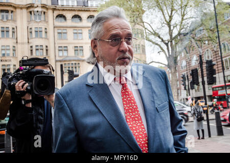 United Breweries Group et F1 Team Force India, Vijay Mallya patron vu arriver au tribunal de Westminster à Londres. L'Indian liquor tycoon dit à administré plus de un milliard de dollars pour les banques dans son propre pays, l'argent blanchi par l'intermédiaire de son équipe de Formule 1. Le fugitif Vijay Mallya (62 ans) fait face à des accusations de fraude en Inde après son Airlines company 'Kingfisher Airlines' est effondré avec environ 1.3Billion de dettes. Banque D'Images