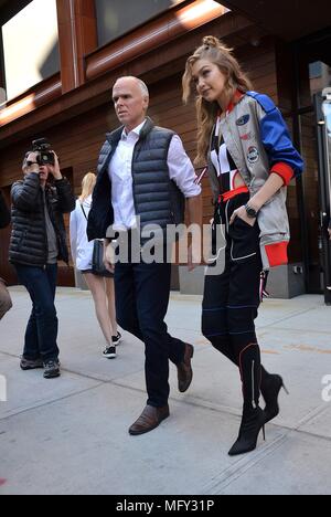 Gigi Hadid dehors et environ pour la célébrité Candids - THU, , New York, NY Le 26 avril 2018. Photo par : Kristin Callahan/Everett Collection Banque D'Images