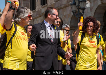 Barcelone, Espagne. 27 avril 2018. Josep Costa, vice-président du parlement de Catalogne, donne l'ordre de quitter l'initiative solidarité sports et Kms pour la liberté. Porteur de bénévoles, dans les relais, les près de 700 kilomètres qui séparent les prisons de Estremera et Soto Real de Madrid à partir de la capitale de la Catalogne, Barcelone. Le 30, à la fin de la course, les participants devront remettre à la Catalan prisonniers politiques l'appui les remarques consignées dans neuf livres de l'ordre du jour, ainsi que les signatures des politiciens catalans. Credit : SOPA/Alamy Images Limited Live N Banque D'Images