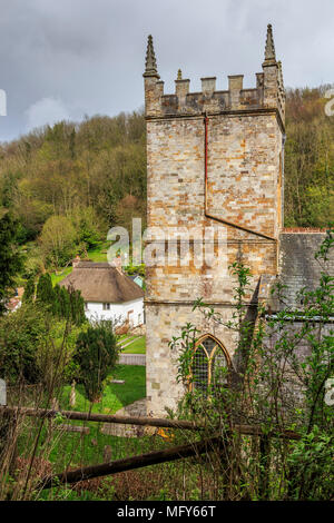 Beau village de Milton Abbas dans le Dorset, Angleterre, Royaume-Uni, GO anglais traditionnel avec des maisons d'adobe bordent la rue avec accotements gazonnés. Banque D'Images