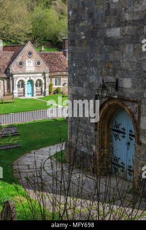 Beau village de Milton Abbas dans le Dorset, Angleterre, Royaume-Uni, GO anglais traditionnel avec des maisons d'adobe bordent la rue avec accotements gazonnés. Banque D'Images