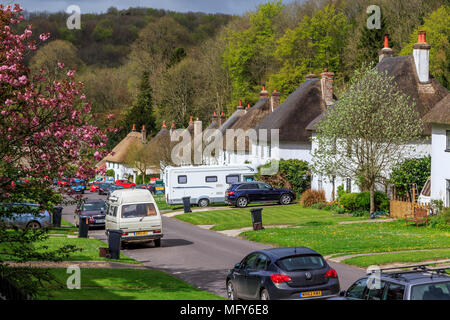 Beau village de Milton Abbas dans le Dorset, Angleterre, Royaume-Uni, GO anglais traditionnel avec des maisons d'adobe bordent la rue avec accotements gazonnés. Banque D'Images