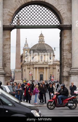 Porta del Popolo gate dans Murs Auréliens, Baroque Chiesa di Santa Maria dei Miracoli (église de Santa Maria dei Miracoli) et l'Obelisco Flaminio (Flamin Banque D'Images