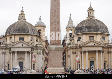 Eglise baroque de Santa Maria di Montesanto dans (l'église de Santa Maria in Montesanto), Via del Corso, l'Obelisco Flaminio (obélisque égyptien obelis Flaminio) Banque D'Images