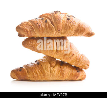 Trois croissants avec des miettes de chocolat isolé sur fond blanc. Banque D'Images