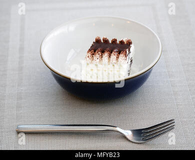 Viennetta glace dans un plat bleu avec une fourchette Banque D'Images