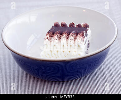 Viennetta glace dans un plat bleu avec une fourchette Banque D'Images