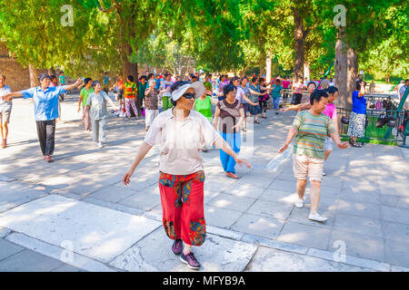 Beijing, Chine - Juillet 08, 2010 : Groupe de femmes asiatiques âgés pratiquer le Tai Chi dans un jardin à Beijing, Chine. Banque D'Images