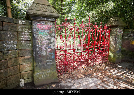 Les portes de strawberry field rendu célèbre par la chanson des Beatles strawberry fields forever écrit par John Lennon qui vivait à proximité Liverpool Merseyside e Banque D'Images