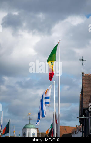 L'Uruguay et le Ghana Les drapeaux sur la rue de ville typiquement anglais Banque D'Images