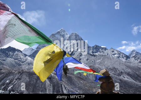 Drapeau de prière en face de l'Ama Dablam, Népal Banque D'Images