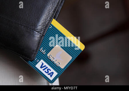 Carte de crédit de quatre macro sur un clavier d'ordinateur. En ligne paiement électronique Banque D'Images