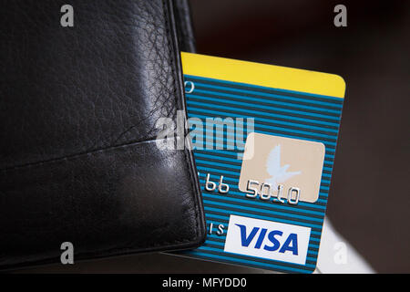 Carte de crédit de quatre macro sur un clavier d'ordinateur. En ligne paiement électronique Banque D'Images