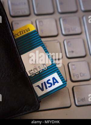 Carte de crédit de quatre macro sur un clavier d'ordinateur. En ligne paiement électronique Banque D'Images