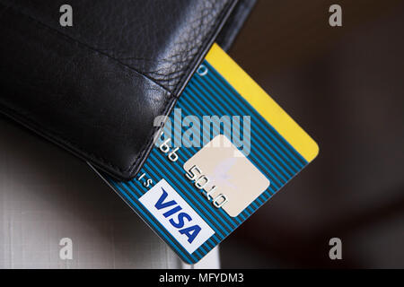 Carte de crédit de quatre macro sur un clavier d'ordinateur. En ligne paiement électronique Banque D'Images