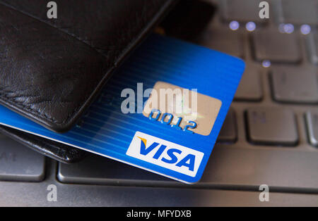 Carte de crédit de quatre macro sur un clavier d'ordinateur. En ligne paiement électronique Banque D'Images