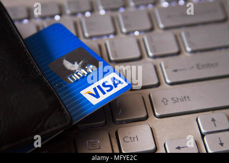 Carte de crédit de quatre macro sur un clavier d'ordinateur. En ligne paiement électronique Banque D'Images