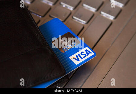 Carte de crédit de quatre macro sur un clavier d'ordinateur. En ligne paiement électronique Banque D'Images