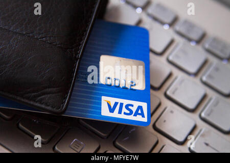 Carte de crédit de quatre macro sur un clavier d'ordinateur. En ligne paiement électronique Banque D'Images