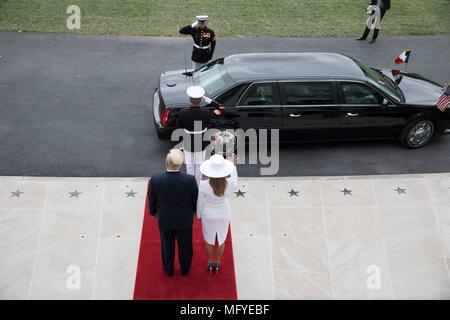 Le Président américain Donald Trump et la Première Dame Melania Trump bienvenue Président français Emmanuel Macron et sa femme Brigitte macron sur l'arrivée sur la pelouse Sud de la visite d'État à la Maison Blanche le 24 avril 2018 à Washington, DC. Banque D'Images