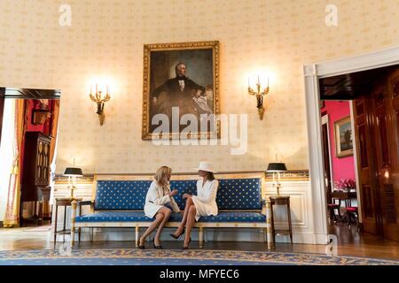 Première Dame des États-Unis Melania Trump, droite, bavarde avec Brigitte Macron, épouse du Président français, Emmanuel Macron avant l'arrivée officielle cérémonie à la Maison Blanche le 24 avril 2018 à Washington, DC. Banque D'Images