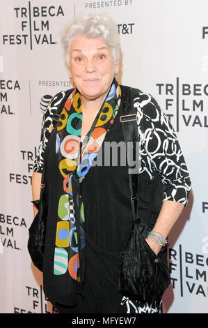 NEW YORK, NY - 23 avril : actrice Tyne Daly assiste à la projection de "tous les actes de la vie" au cours de la 2018 Tribeca Film Festival au Théâtre SVA sur Avril Banque D'Images