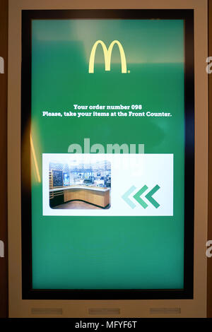 ROME, ITALIE - circa 2017, novembre : gros plan d'un kiosque lors de la commande de la société McDonald's restaurant à Rome. Banque D'Images