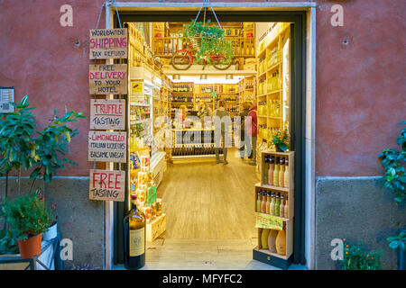 ROME, ITALIE - CIRCA NOVEMBRE 2017 : une épicerie à Rome. Banque D'Images