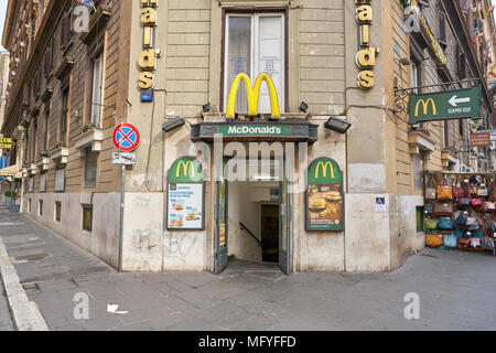 ROME, ITALIE - circa 2017, novembre : un restaurant McDonald's à Rome Banque D'Images