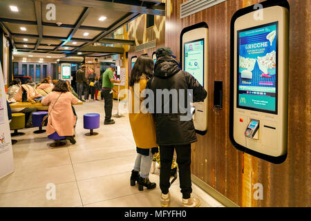 MILAN, ITALIE - circa 2017, novembre : les clients à un McDonald's store commander et payer par le biais de l'auto commande de kiosques. Banque D'Images