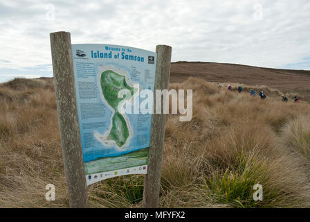 Grand panneau avec une carte et des informations sur l'île de Samson avec un sentier de marcheurs dans la distance de marche sur les dunes de sable. Banque D'Images