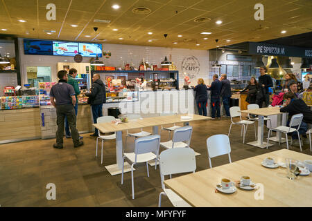 MILAN MALPENSA, ITALIE - circa 2017, novembre : food court à l'aéroport de Milan-Malpensa. Banque D'Images