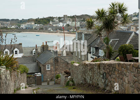 Plus Hughtown point de vue élevé, St Mary's montrant maisons typiques en premier plan et le port et la plage en arrière-plan. Banque D'Images