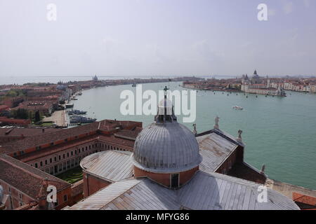 Ville de Venise, vue panoramique depuis le clocher de l'église de San Giorgio Maggiore, journée ensoleillée, Dome, Italie, Europe Banque D'Images