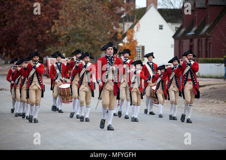 Fifres et tambours coloniale Marching Band Duc de Gloucester Street Williamsburg colonial Virginia Banque D'Images