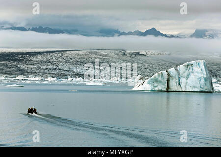 Les touristes dans un bateau en caoutchouc au Glacier Joekulsarlon Lagoon, le sud de l'Islande Banque D'Images