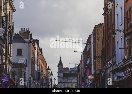 DUBLIN, IRLANDE- 25 avril 2018 : le style architectural de bâtiments dans le centre-ville de Dublin en William St South Banque D'Images