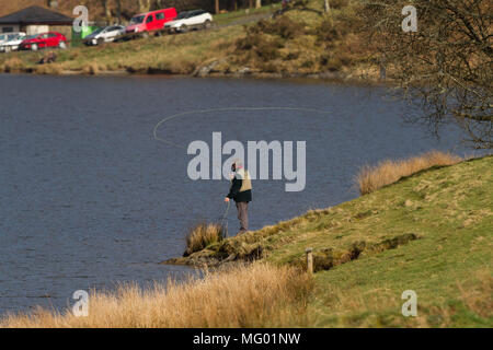 La pêche à la mouche. . Llyn Clywedog Réservoir.. Powys. Pays de Galles Banque D'Images