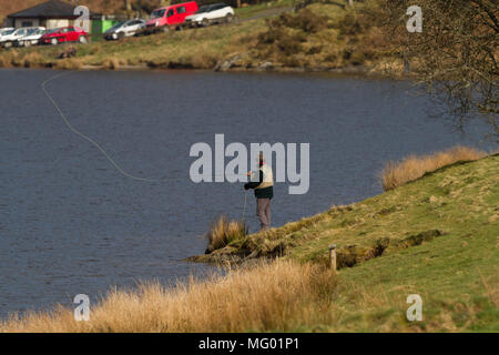 La pêche à la mouche. . Llyn Clywedog Réservoir.. Powys. Pays de Galles Banque D'Images