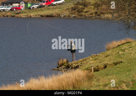 La pêche à la mouche. . Llyn Clywedog Réservoir.. Powys. Pays de Galles Banque D'Images