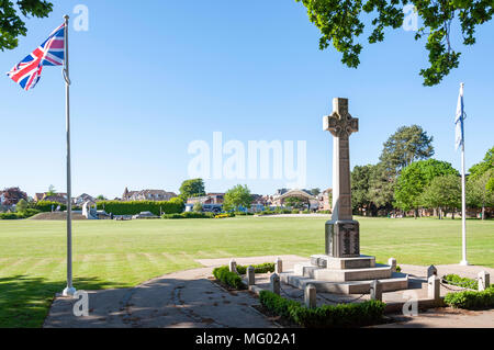 Croix celtique War Memorial à New Milton War Memorial Recreation Ground, Ashley Road, New Milton, Hampshire, Angleterre, Royaume-Uni Banque D'Images