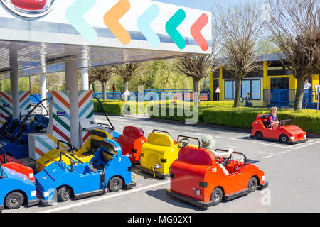 Les jeunes enfants en voiture à l'école de conduite de la ville Lego, Legoland Windsor Resort, Windsor, Berkshire, Angleterre, Royaume-Uni Banque D'Images