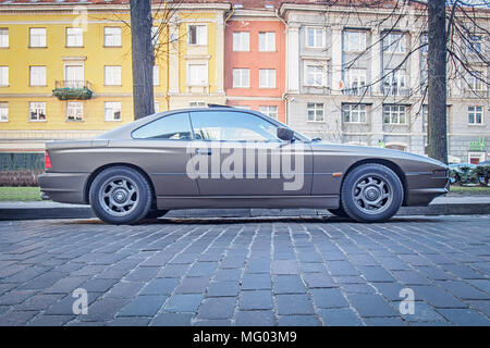 VILNIUS, LITUANIE-AVRIL 12, 2018 : 1989 BMW 850i (E31) dans la vieille ville de Vilnius Banque D'Images