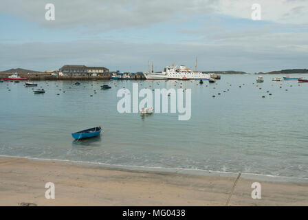 Vue sur St Mary's Harbour, St Mary, Îles Scilly à partir de la plage de la ville avec l'Scillonian ferry amarré à quai. Bleu pâle lumière du matin. Banque D'Images