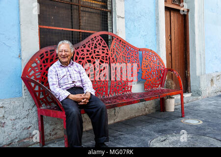 Mexico, mexicain, hispanique, centre historique, Calle Regina, rue piétonne, homme hommes, seniors citoyens, assis, banc métallique MX Banque D'Images