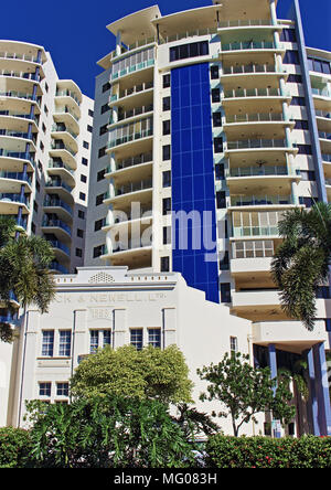 Vue au niveau de la rue de Jack et Newell Holiday Apartments, Cairns, Queensland Australie quai St Banque D'Images