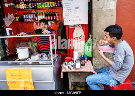 Mexico, mexicain, hispanique latin latino-latino ethnique, centre historique, Calle Bolivar, cuisine de rue, kiosque à tacos, adultes homme hommes, jeunes Banque D'Images