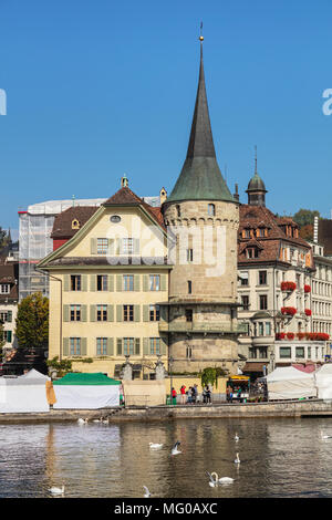 Lucerne, Suisse - 3 octobre, 2015 : bâtiments de la vieille ville de la ville de Lucerne, le long de la Reuss. Lucerne est une ville dans le centre de Switzerla Banque D'Images